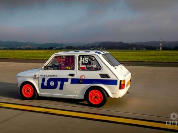 Sesja Polskiego Fiata 126 PLL LOT z rejsowymi samolotami